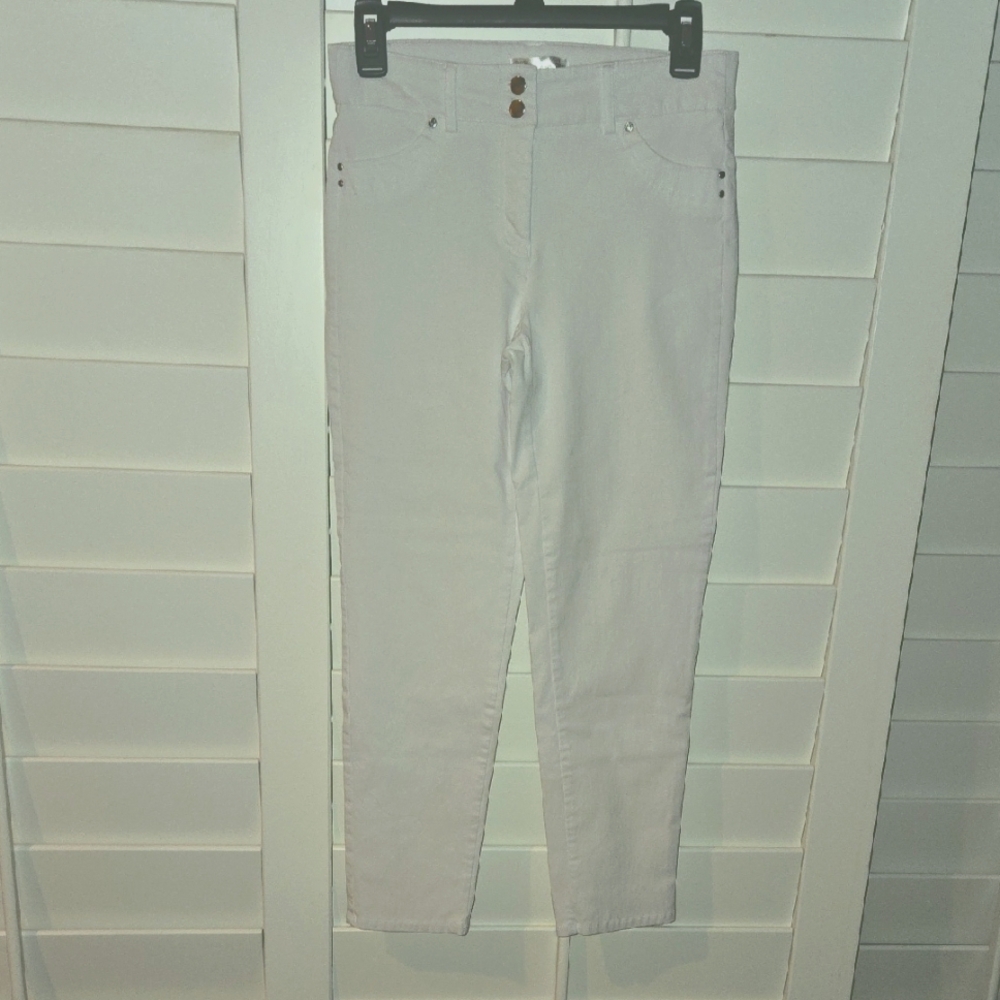 White Straight Leg Jeans with Classic Style